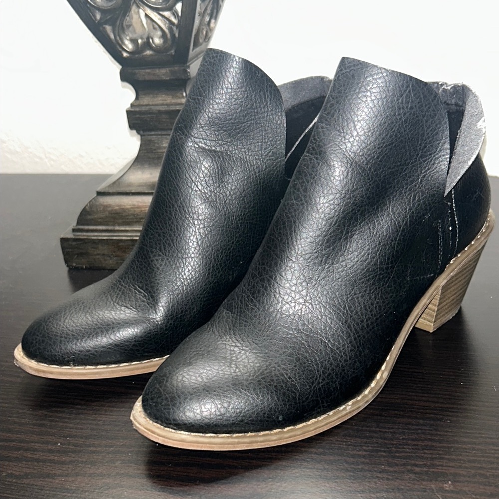 Universal Thread Black Ankle Boots with V-Cut Design